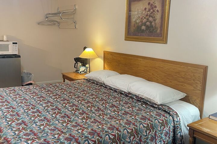 Basic Room 1 King Bed (2 of 6)