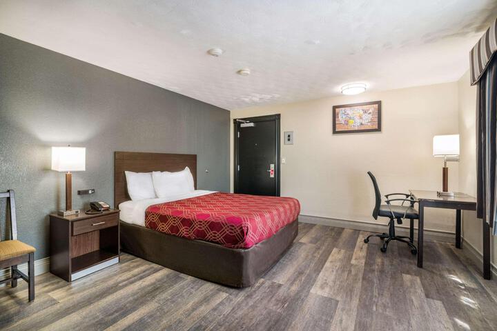 1 Queen Bed (9 of 46)