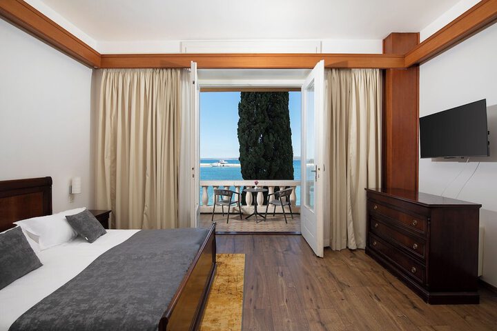 Room 33 of 83