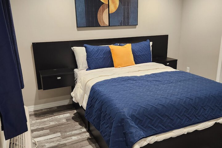 Room 6 of 12