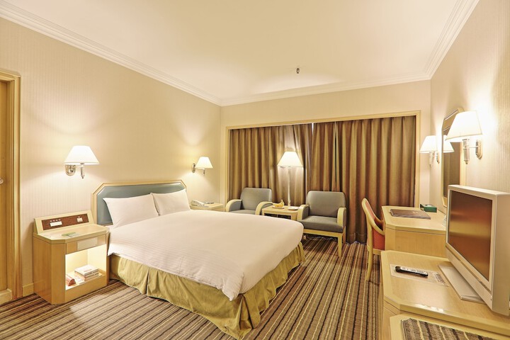 Room 3 of 74