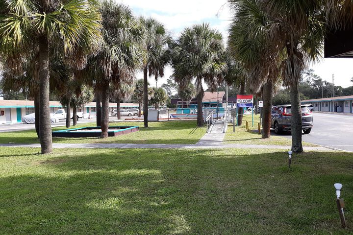 Hotel Exterior 12 of 25