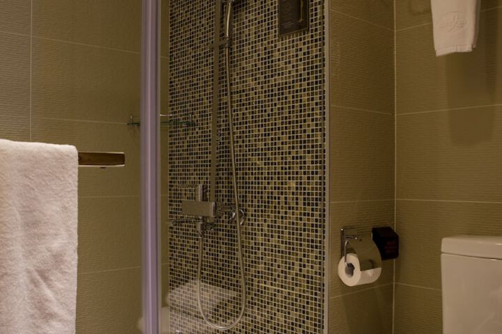 Room 27 of 46