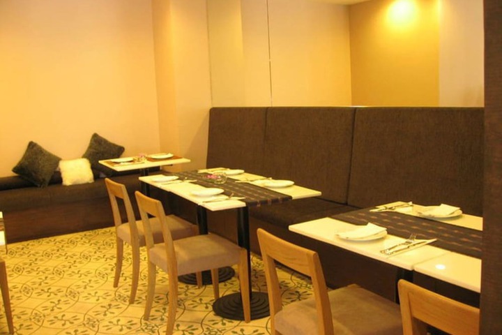 Dining 34 of 49