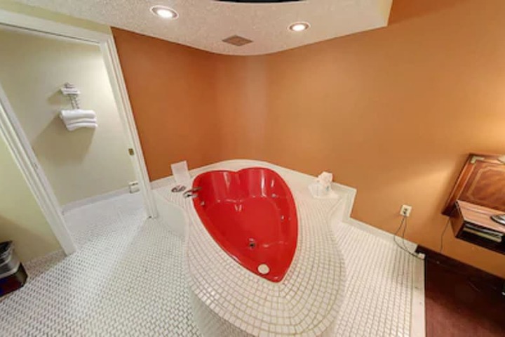 Jetted tub