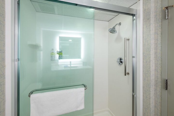 Standard 2 Queen Beds Accessible (14 of 17)