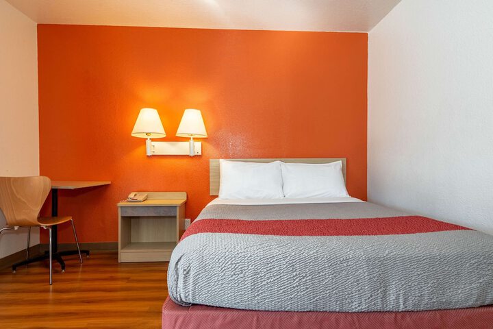 Deluxe Queen Bed (6 of 8)