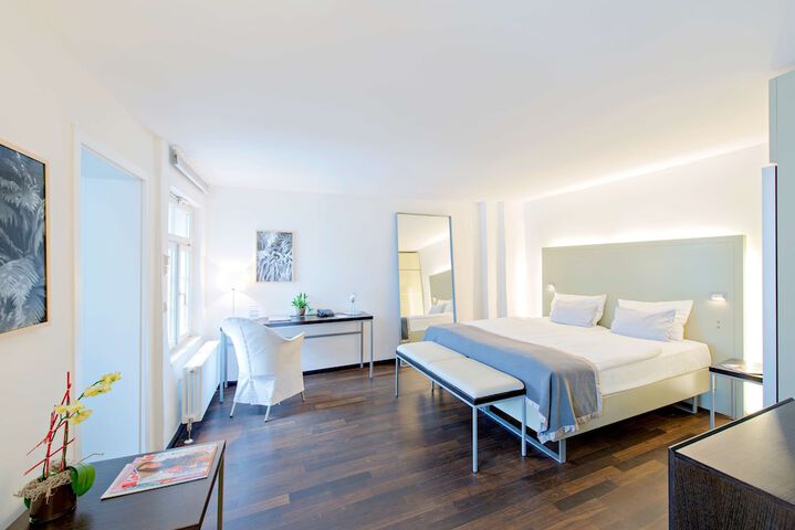 Room 7 of 90