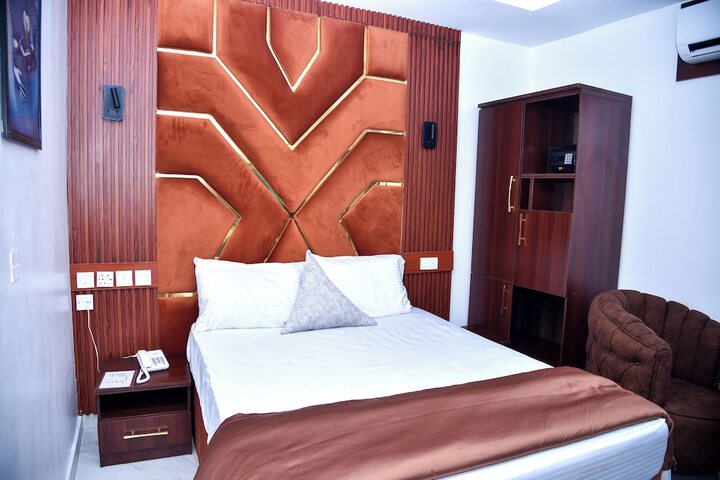 Room 14 of 30