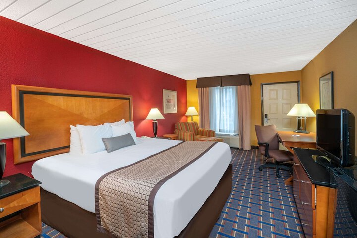 1 King Bed (7 of 11)