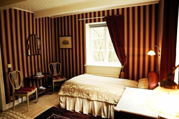 Room 8 of 33
