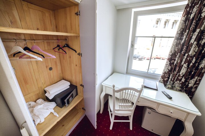 Room 18 of 38