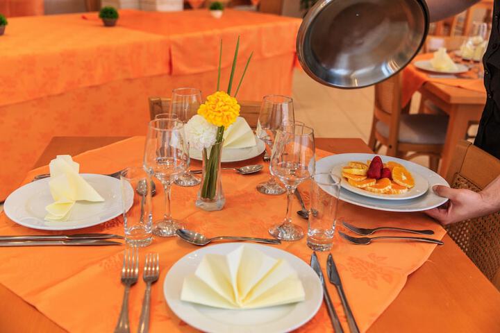 Dining 15 of 19