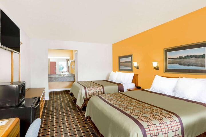 2 Queen Beds (1 of 9)