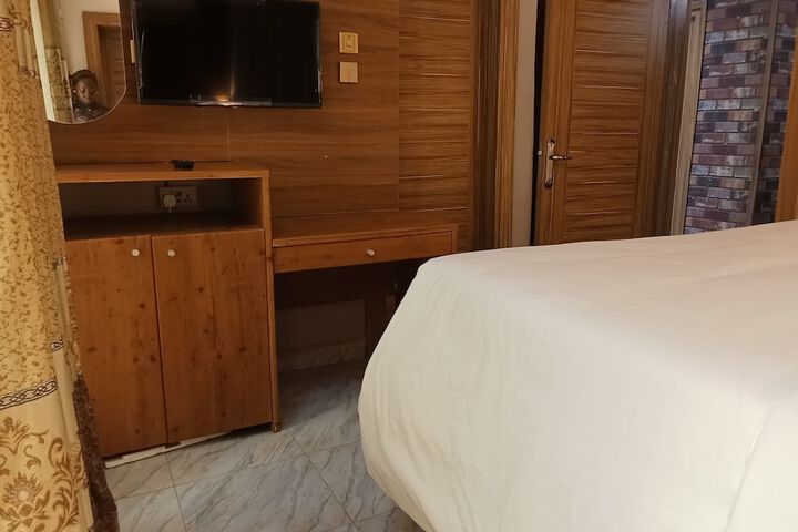 Room 6 of 43