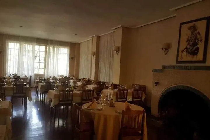 Dining 12 of 13