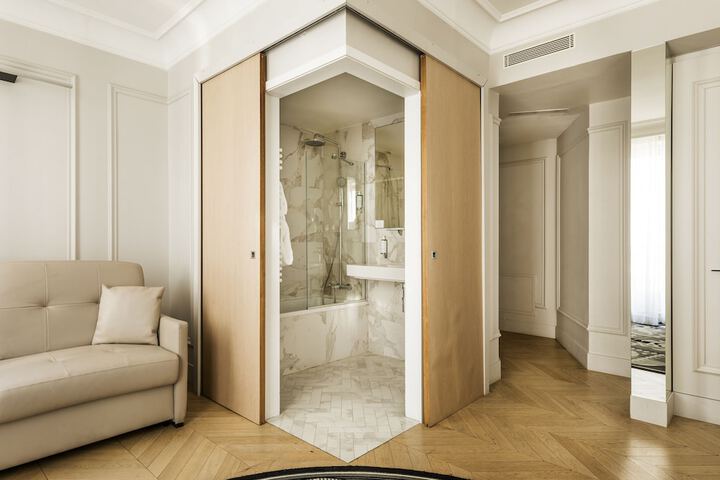 Room 26 of 38