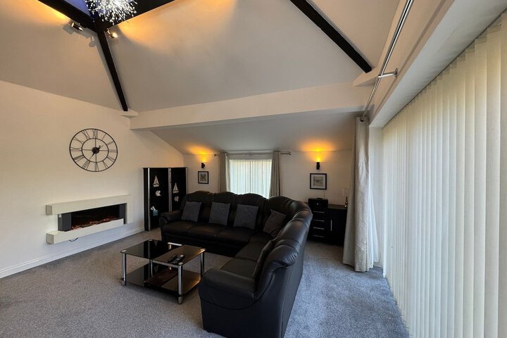 Lounge 37 of 60
