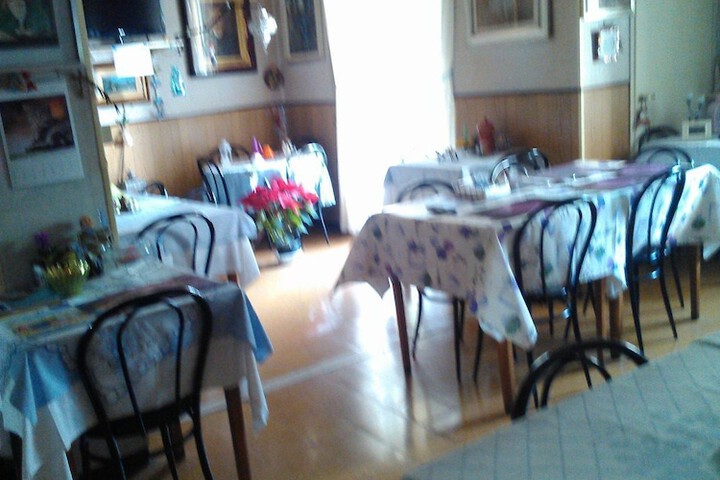 Dining 15 of 16