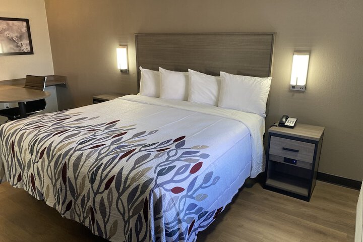Deluxe King Bed (3 of 9)