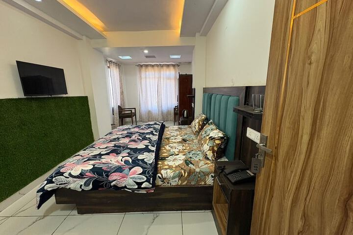 Room 5 of 18