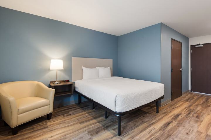 Suite Queen Bed (10 of 13)