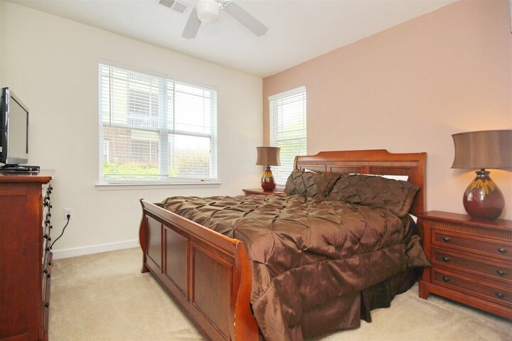 Room 6 of 33