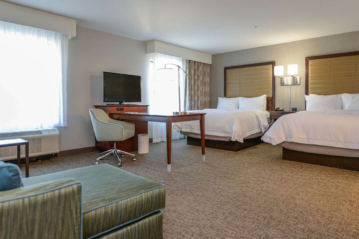 2 Queen Beds Mobility Accessible with Tub (9 of 17)