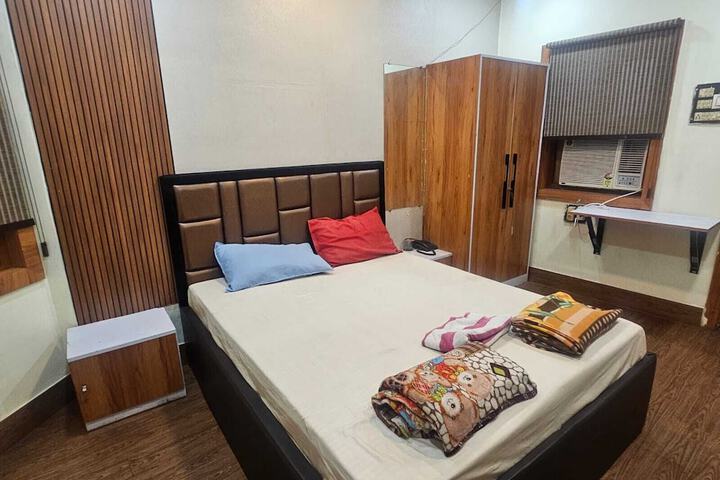 Room 6 of 25