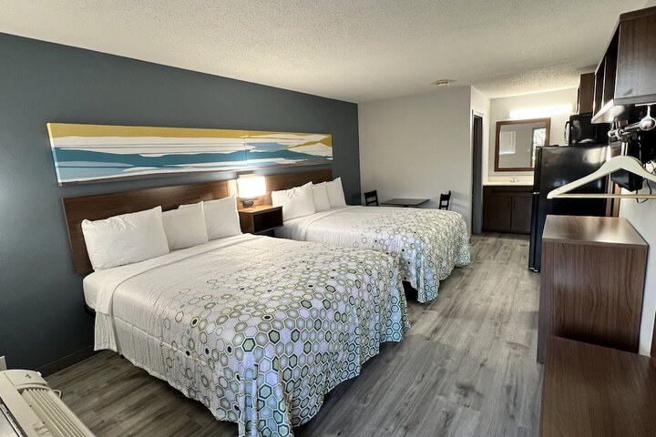 Studio 2 Queen Beds (3 of 6)