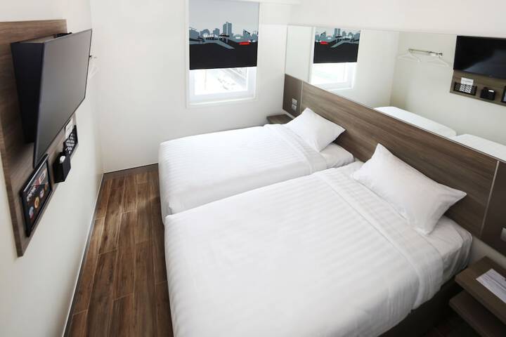 Room 6 of 32