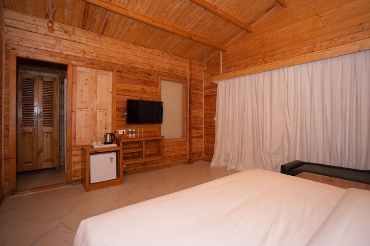 Room 5 of 126