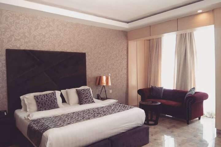 Room 11 of 33