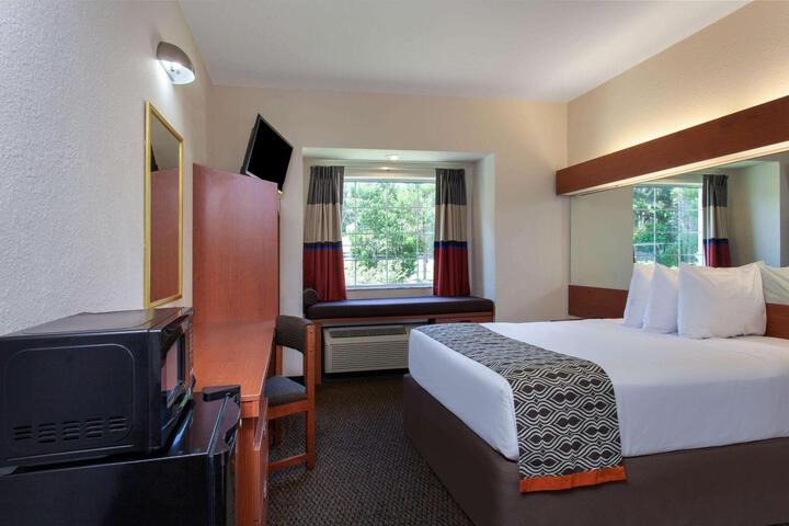 1 Queen Bed Accessible Room (12 of 34)