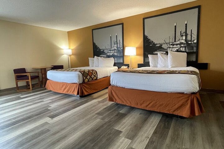 2 Queen Beds (12 of 18)