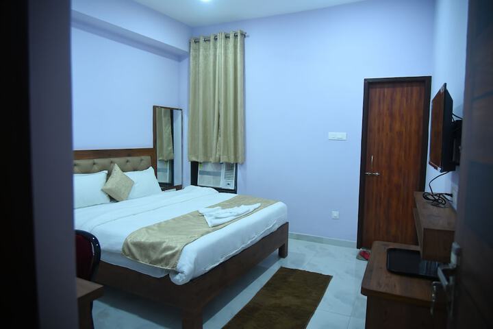 Room 8 of 33