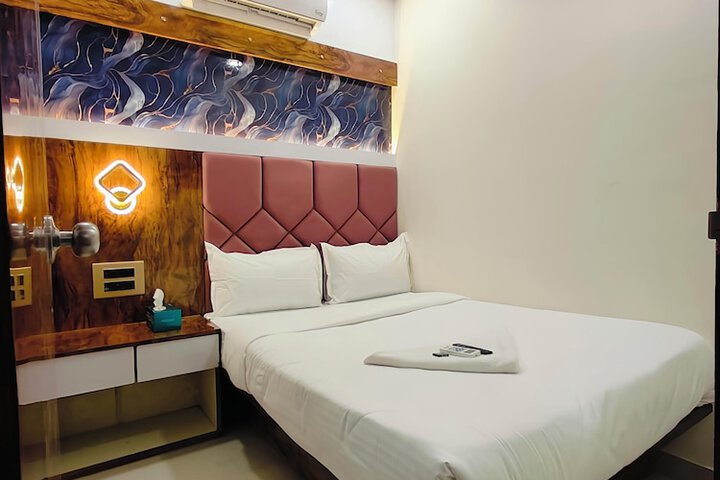 HOTEL M R STAY