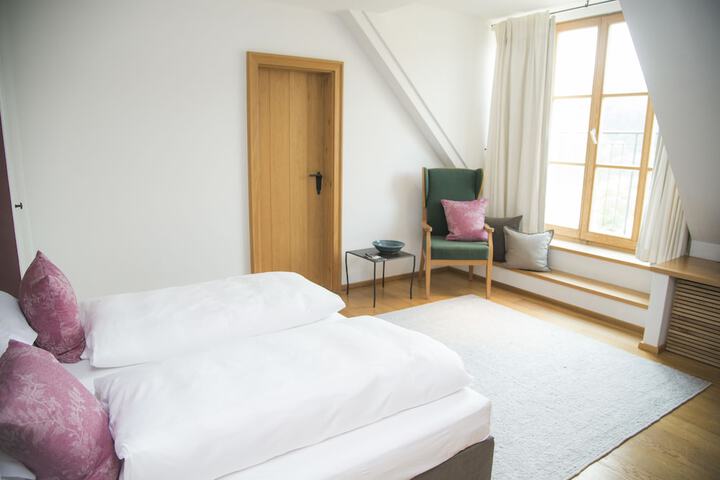 Room 17 of 103