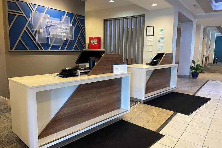 Check-in/check-out kiosk