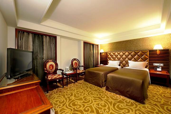 Room 4 of 81