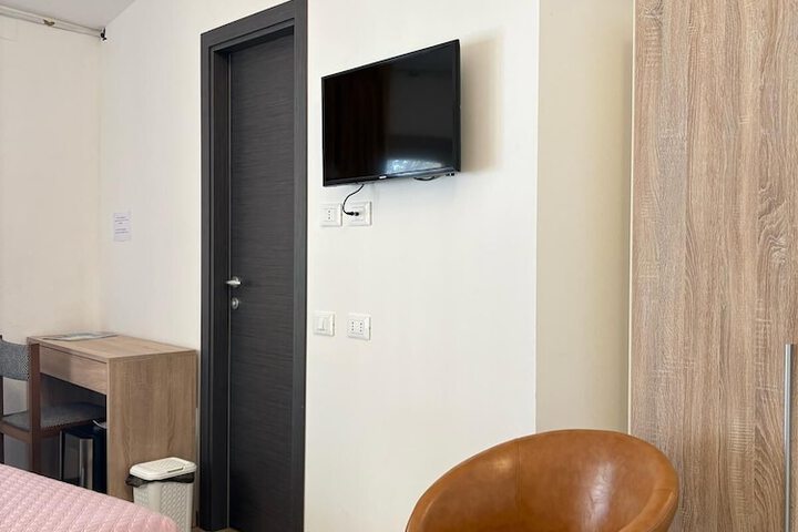 Room 5 of 12