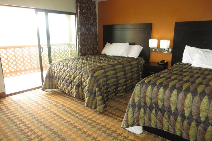2 Queen Beds (4 of 11)