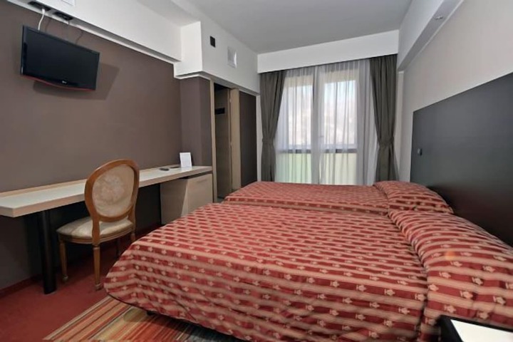 Room 7 of 18