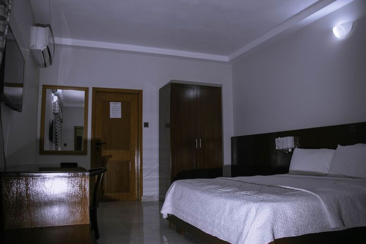 Room 35 of 230