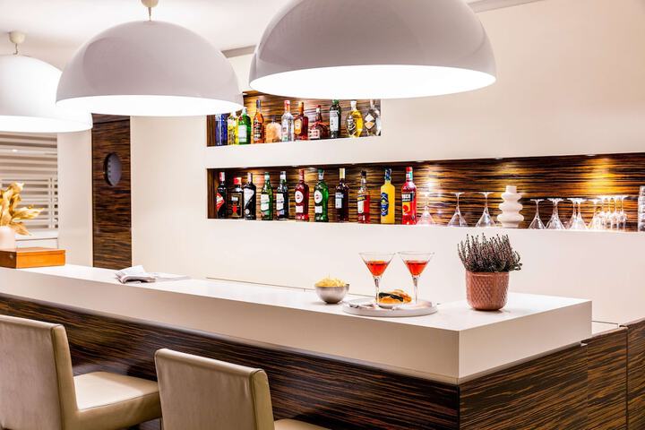 Lounge 108 of 133