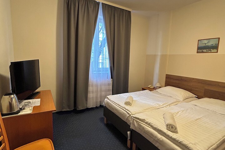Room 11 of 40