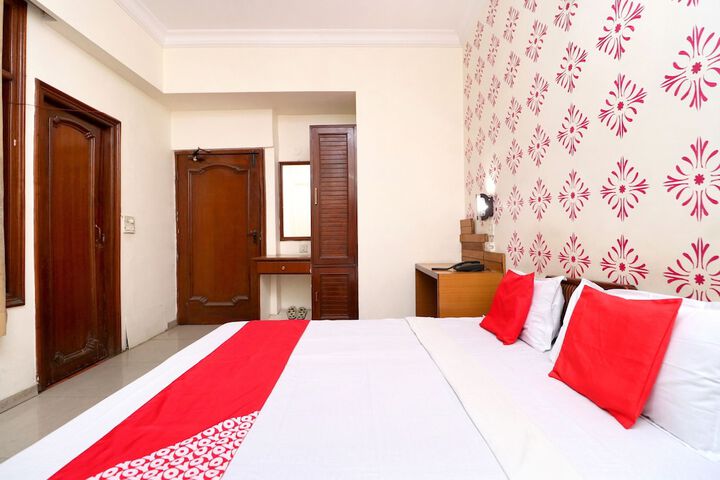 Room 8 of 12