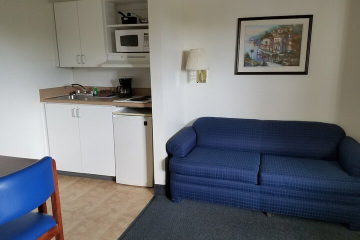 1 Queen Bed Kitchen (4 of 6)