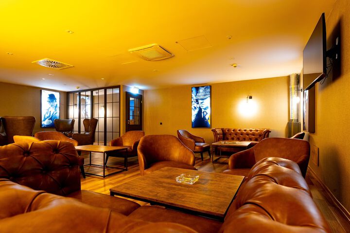 Lounge 48 of 58