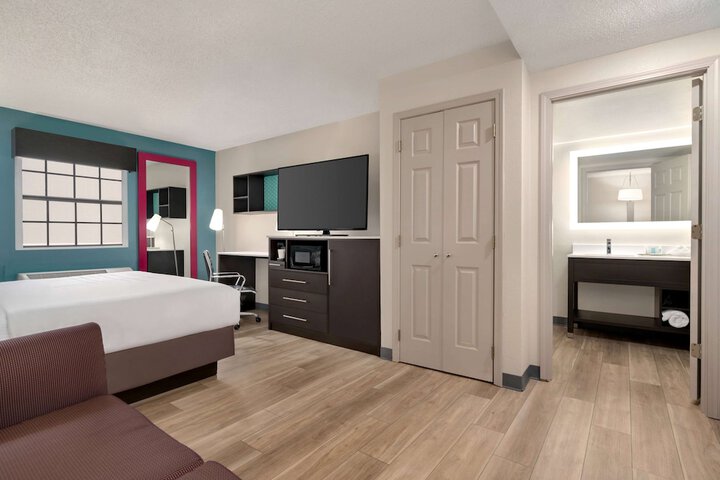 1 King Bed Accessible (11 of 23)